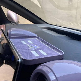 Ablage unter dem Display mit EVA-Einsatz für BYD Dolphin